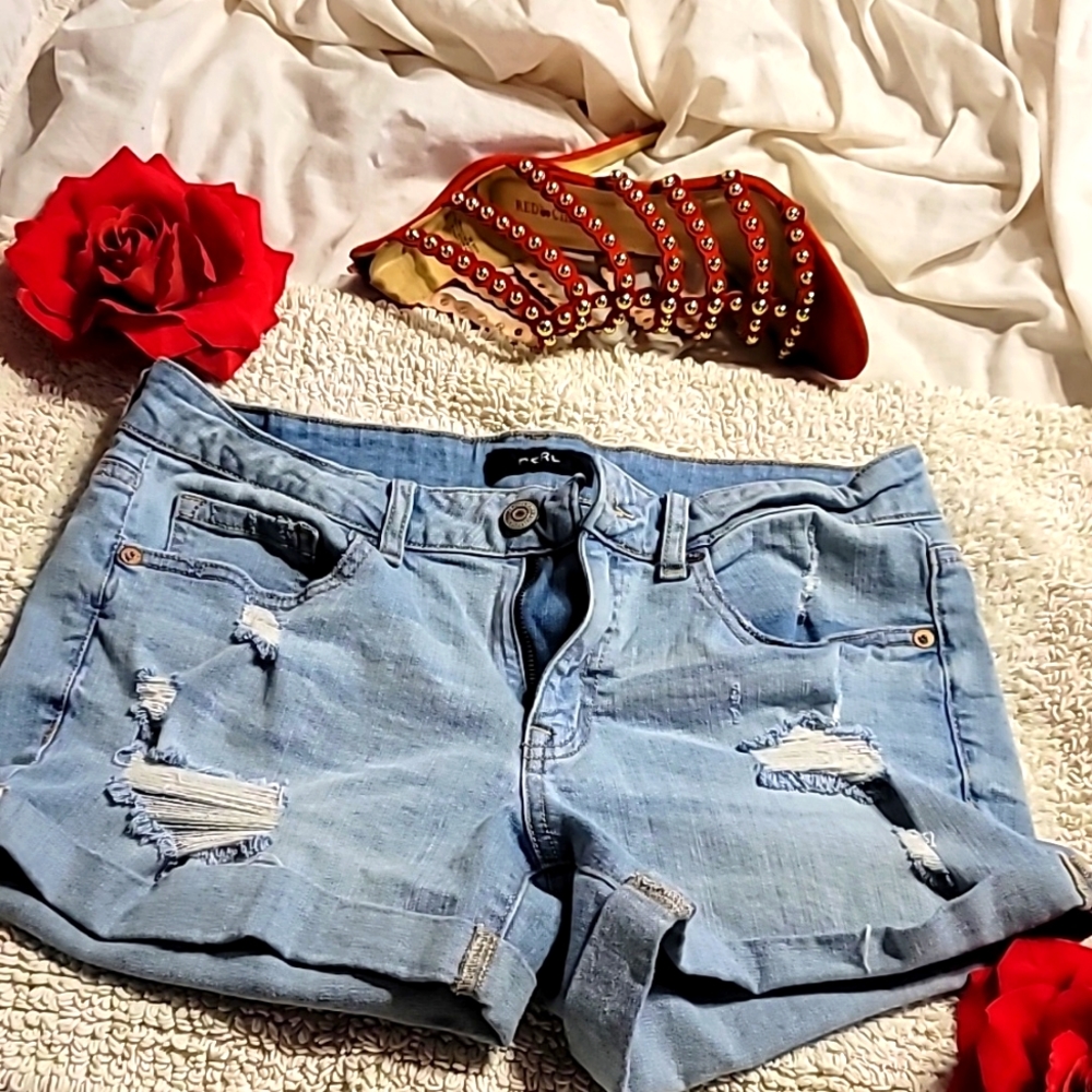 LIGHT BLUE DISTRESSED AERO DENIM SHORTS SIZE 10